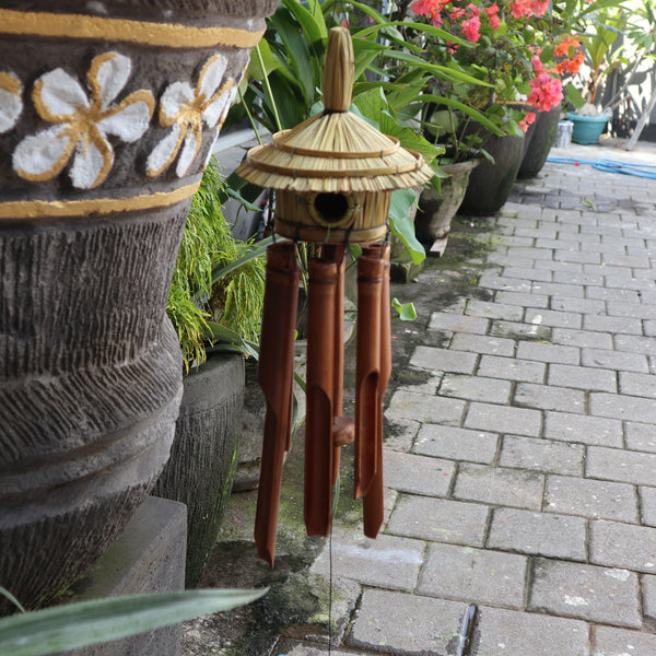 Vogelhaus aus Seegras mit Glockenspiel – rund – mittelgroß
