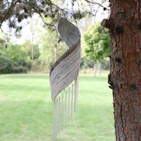 Handgefertigtes Windspiel aus Kokosnussblättern – weiß getüncht