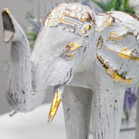 Handgeschnitzter Elefant aus Albasia-Holz – Weißgold