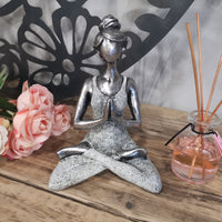 Handgefertigte Yogini-Figur – Silber und Weiß